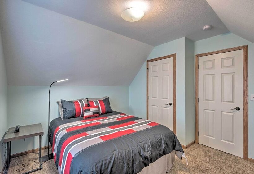 Cozy Cedar Rapids Pad   2 Blocks To Mercy Care!