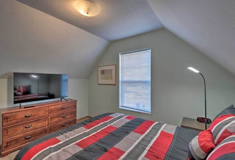 Cozy Cedar Rapids Pad   2 Blocks To Mercy Care!