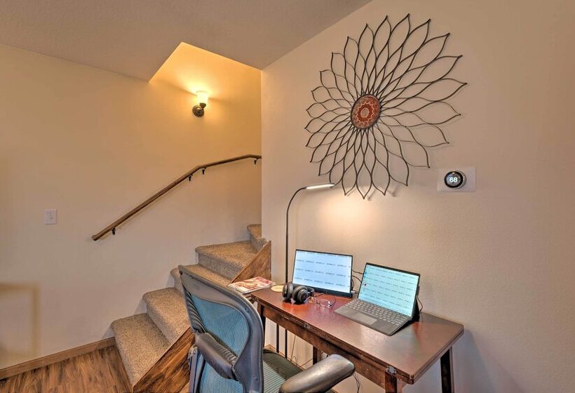 Cozy Cedar Rapids Pad   2 Blocks To Mercy Care!