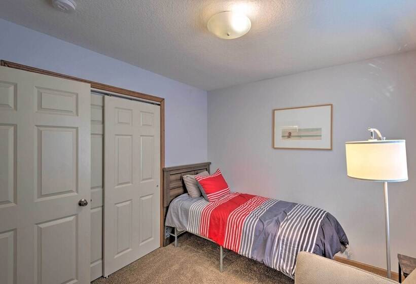 Cozy Cedar Rapids Pad   2 Blocks To Mercy Care!