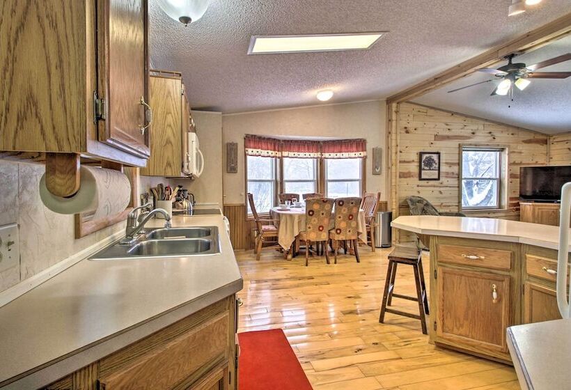 Cozy Crosby Cabin Near Serpent Lake + Main St