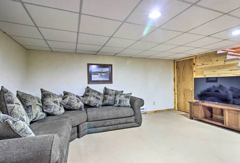 Cozy Crosby Cabin Near Serpent Lake + Main St