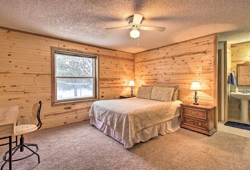 Cozy Crosby Cabin Near Serpent Lake + Main St