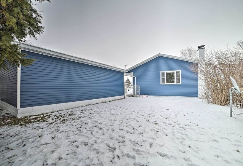 Cozy Houghton Lake Heights Cottage W/ Private Yard