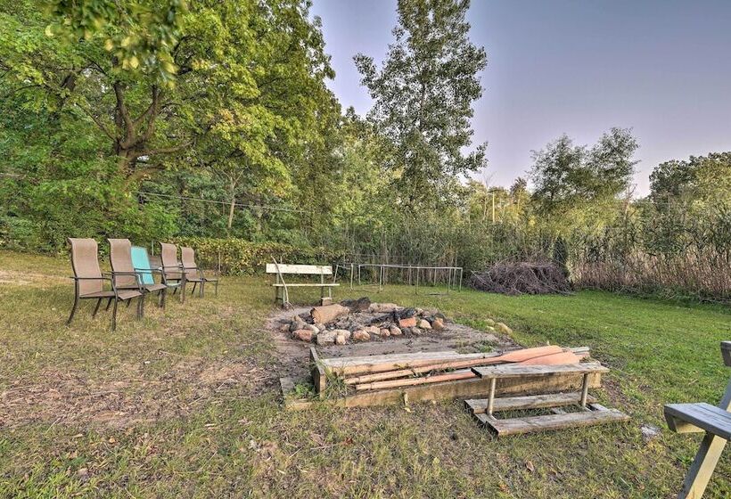 Cozy Lakefront Lapeer House W/ 2 Paddle Boats!