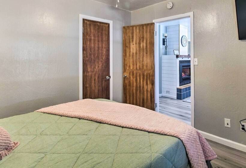 Cozy Lakeside Cabin: Walk To Rainbow Lake!