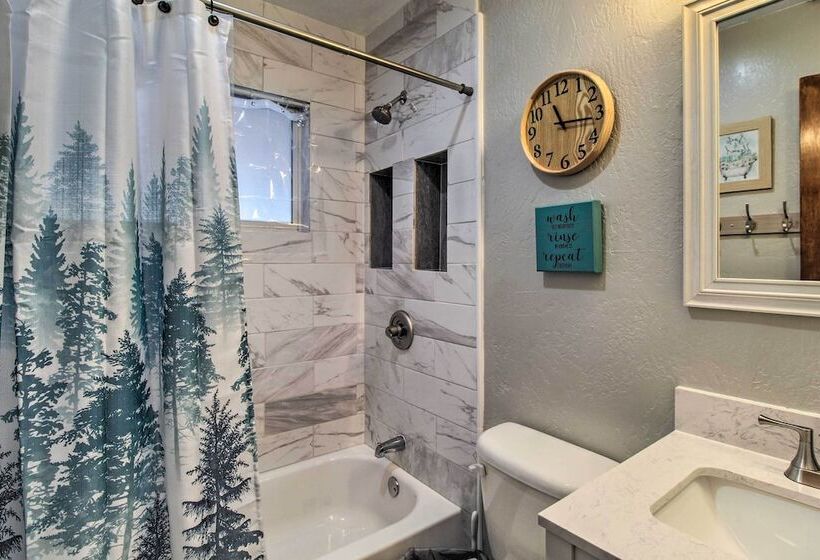 Cozy Lakeside Cabin: Walk To Rainbow Lake!