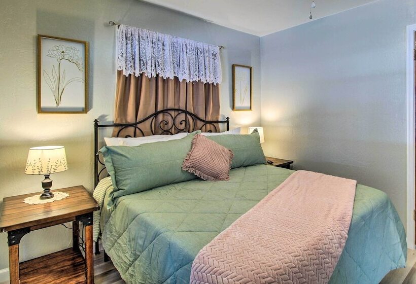 Cozy Lakeside Cabin: Walk To Rainbow Lake!