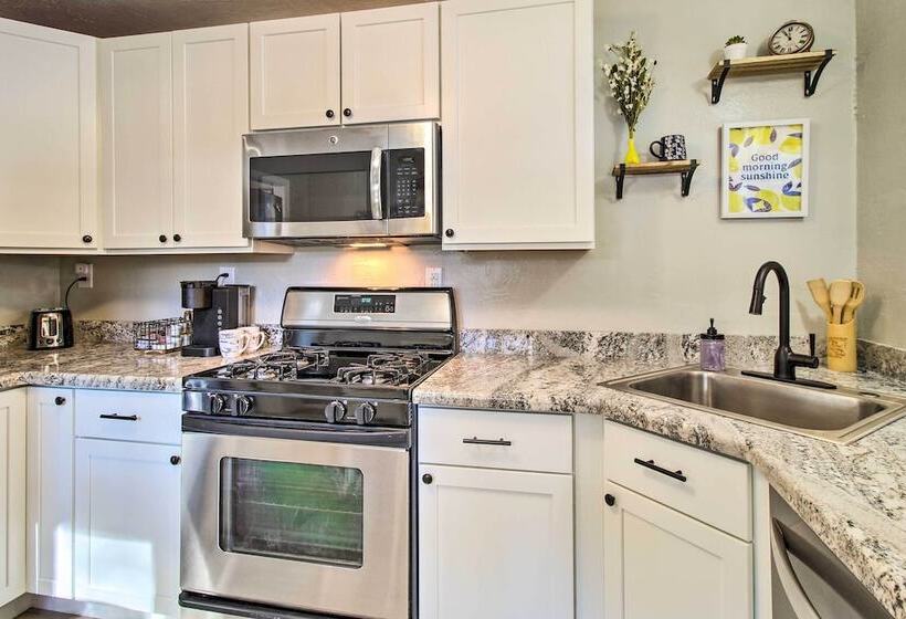 Cozy Lakeside Cabin: Walk To Rainbow Lake!