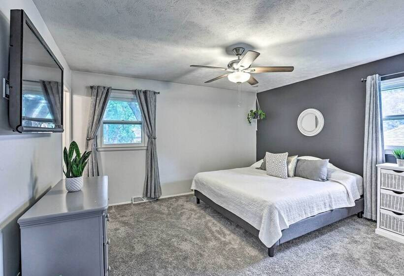 Cozy Omaha Home: Walk To Dining, Pets Welcome