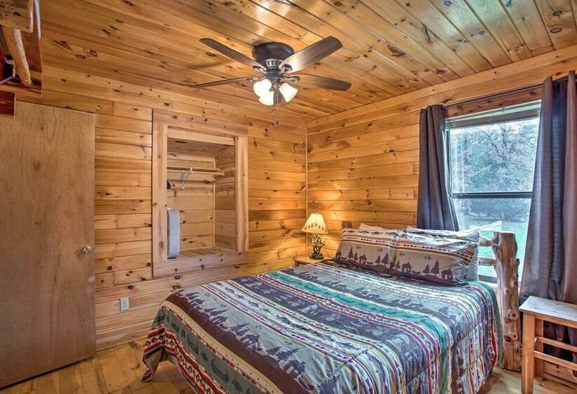 Cozy Starlight Cabin: 6 Miles To Beavers Bend!