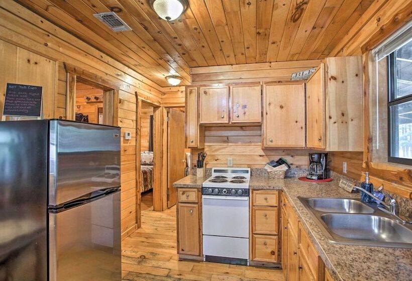 Cozy Starlight Cabin: 6 Miles To Beavers Bend!