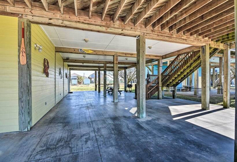 Walk To Shore: Crystal Beach Family Home W/ Deck!