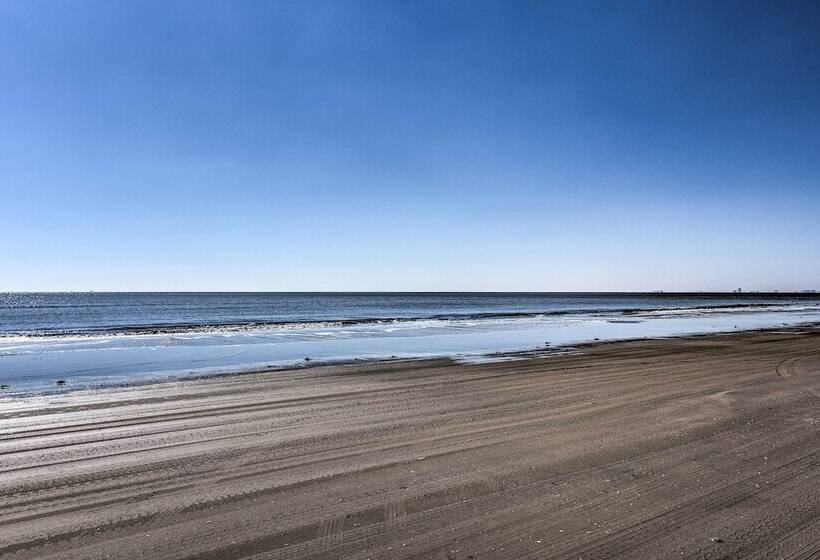 Walk To Shore: Crystal Beach Family Home W/ Deck!