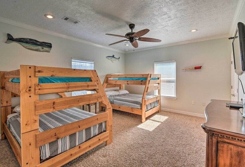 Walk To Shore: Crystal Beach Family Home W/ Deck!