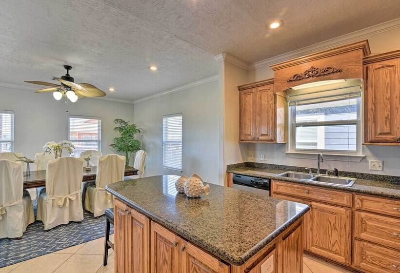 Walk To Shore: Crystal Beach Family Home W/ Deck!