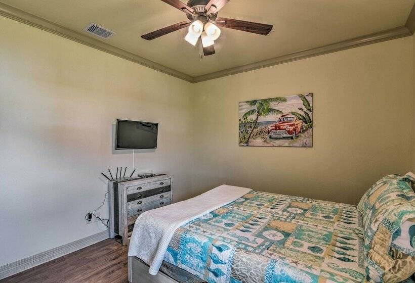 Walk To Shore: Family Retreat In Crystal Beach!