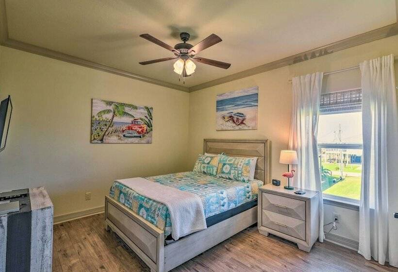 Walk To Shore: Family Retreat In Crystal Beach!