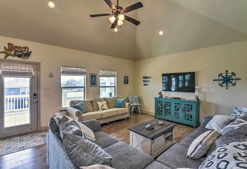 Walk To Shore: Family Retreat In Crystal Beach!