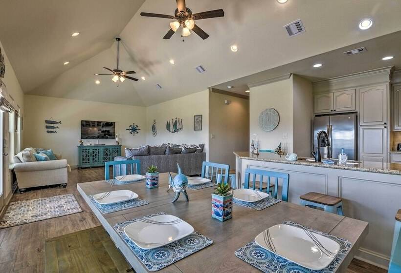 Walk To Shore: Family Retreat In Crystal Beach!