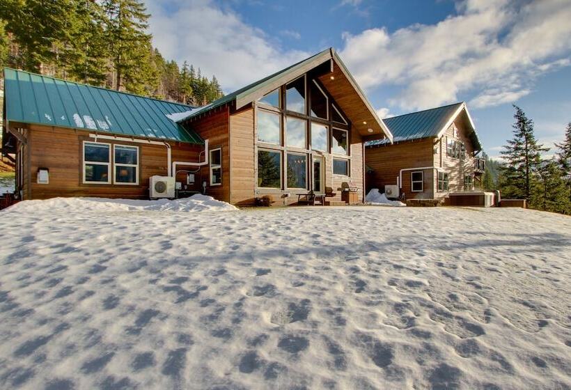 Dazzling Cle Elum Home W/ Game Room & Fire Pit!
