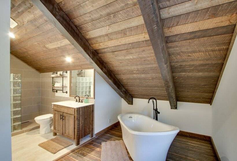 Dazzling Cle Elum Home W/ Game Room & Fire Pit!