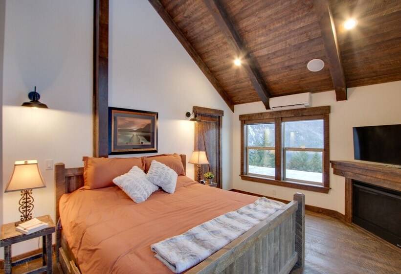 Dazzling Cle Elum Home W/ Game Room & Fire Pit!