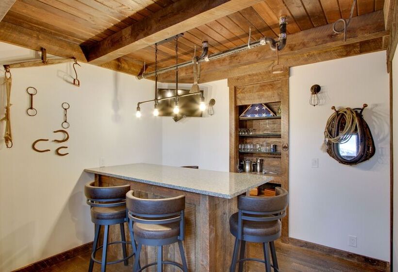 Dazzling Cle Elum Home W/ Game Room & Fire Pit!