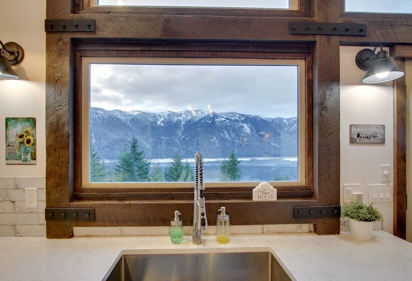 Dazzling Cle Elum Home W/ Game Room & Fire Pit!