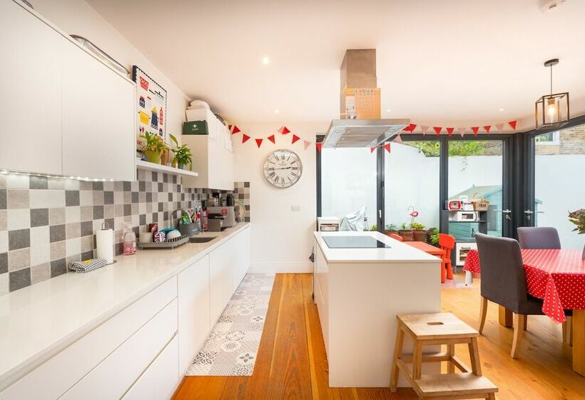 Delightful Family Home With Garden In Balham By Underthedoormat