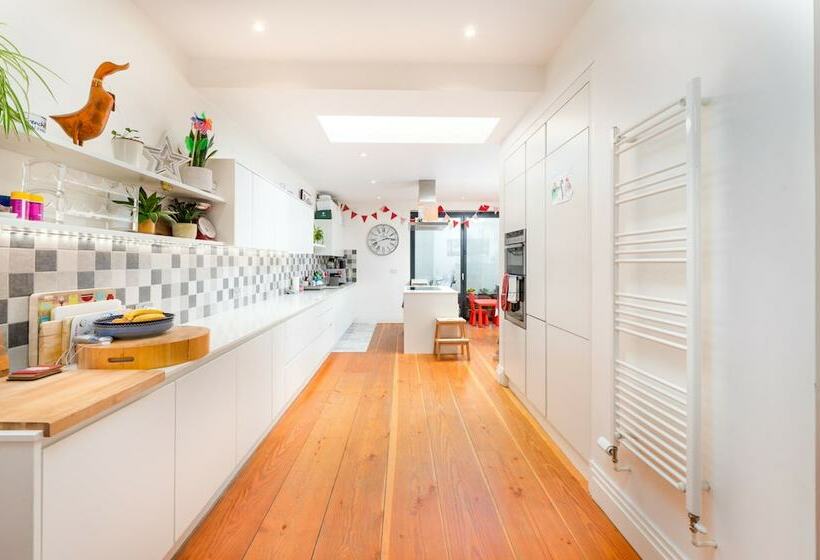 Delightful Family Home With Garden In Balham By Underthedoormat