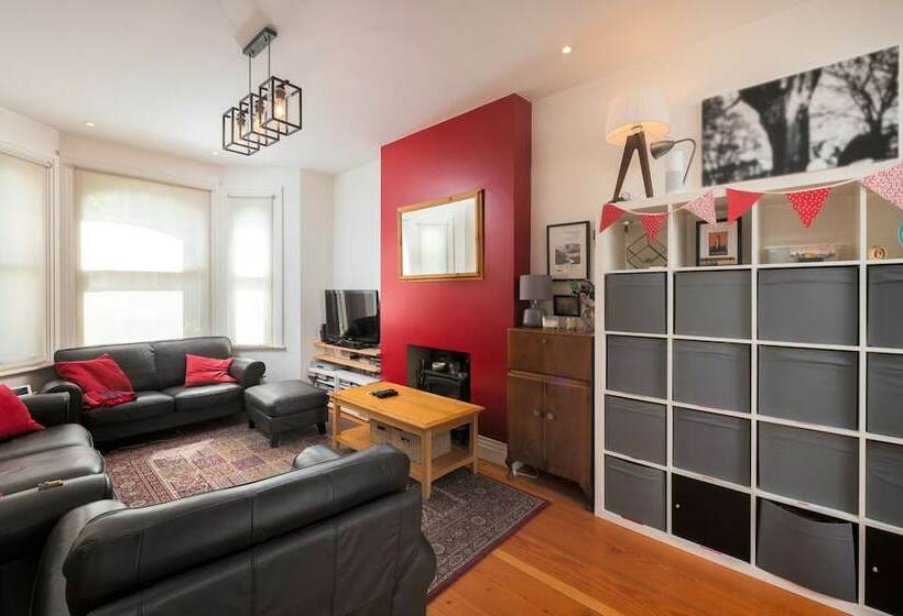 Delightful Family Home With Garden In Balham By Underthedoormat