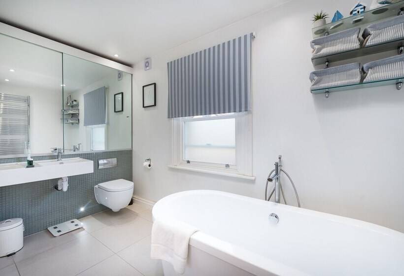 Delightful Family Home With Garden In Balham By Underthedoormat