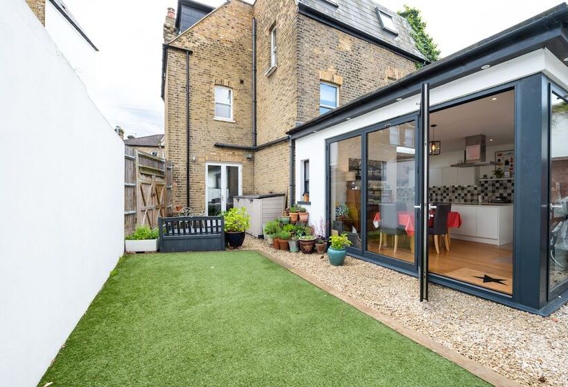 Delightful Family Home With Garden In Balham By Underthedoormat
