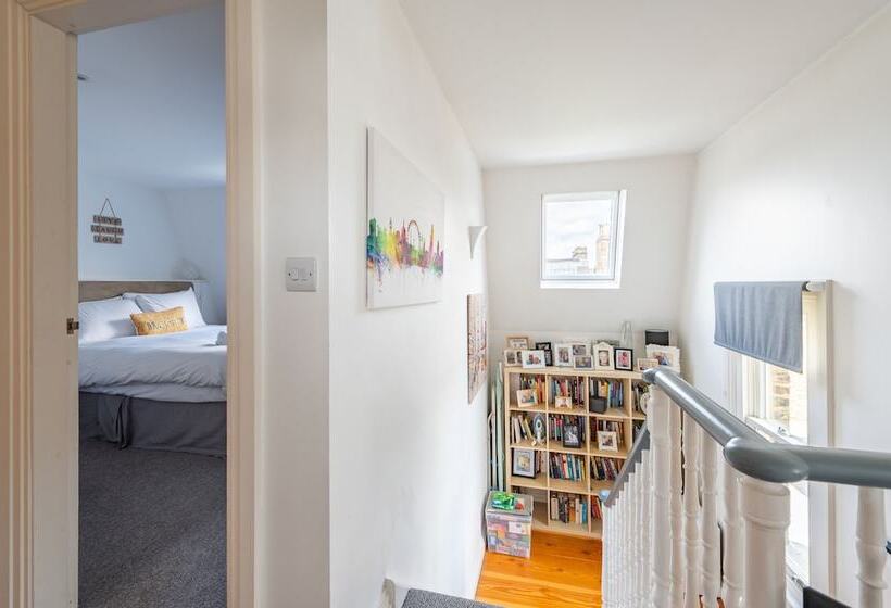 Delightful Family Home With Garden In Balham By Underthedoormat