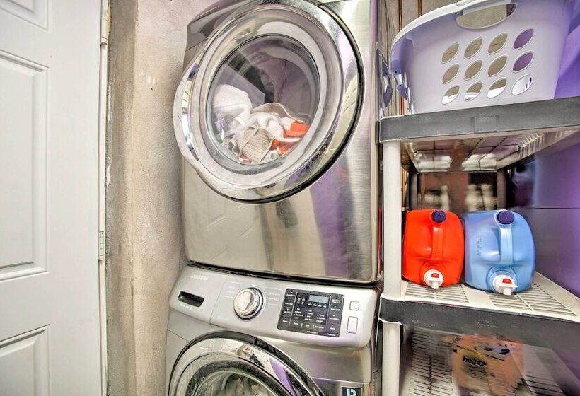 Dreamy Wilton Manors Oasis: Dine, Shop & Swim!