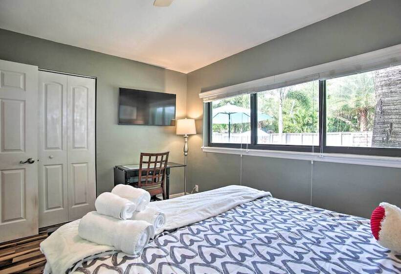 Dreamy Wilton Manors Oasis: Dine, Shop & Swim!