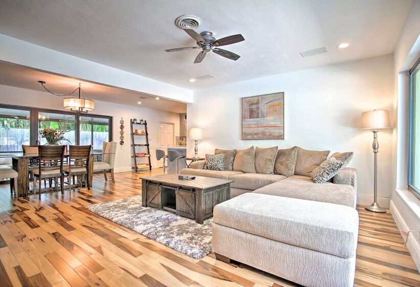 Dreamy Wilton Manors Oasis: Dine, Shop & Swim!