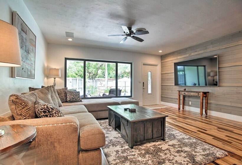 Dreamy Wilton Manors Oasis: Dine, Shop & Swim!