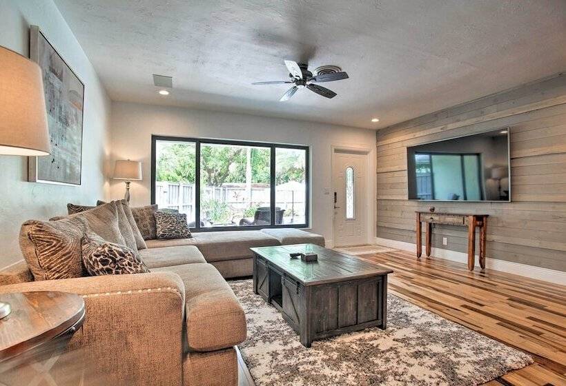 Dreamy Wilton Manors Oasis: Dine, Shop & Swim!