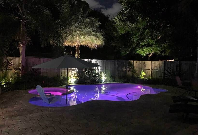 Dreamy Wilton Manors Oasis: Dine, Shop & Swim!