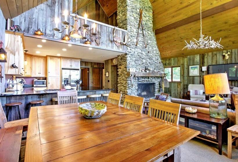 East Burke House W/ Deck < 3 Mi To Kingdom Trails!