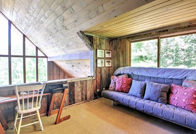 East Burke House W/ Deck < 3 Mi To Kingdom Trails!