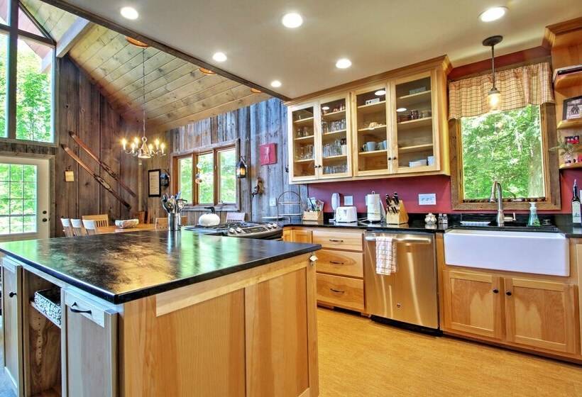 East Burke House W/ Deck < 3 Mi To Kingdom Trails!