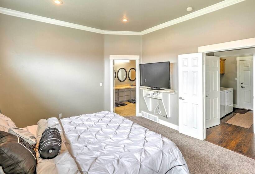 Elegant Smithfield Home W/ Views 6 Mi To Usu!