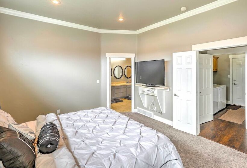 Elegant Smithfield Home W/ Views 6 Mi To Usu!