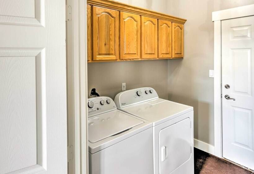 Elegant Smithfield Home W/ Views 6 Mi To Usu!