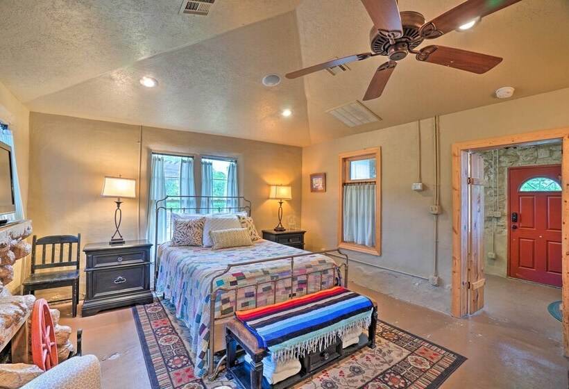 Enchanting Hilltop Cottage In Medicine Park!