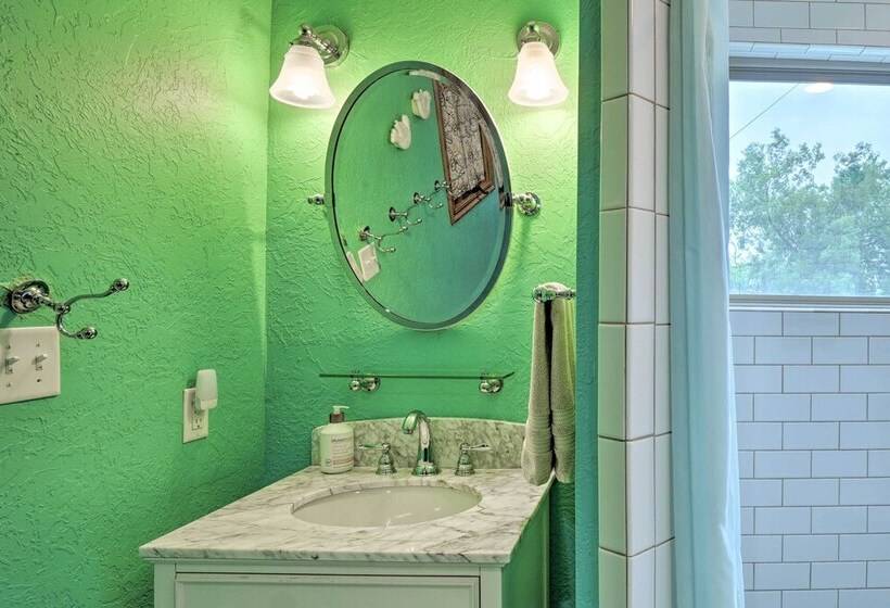 Enchanting Hilltop Cottage In Medicine Park!