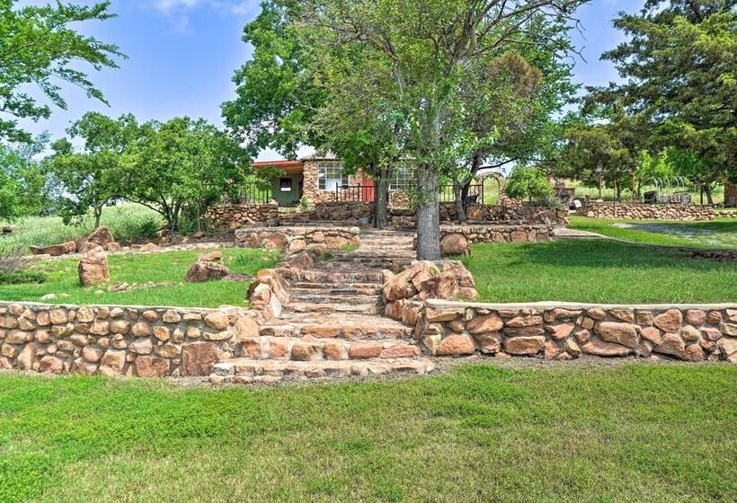 Enchanting Hilltop Cottage In Medicine Park!